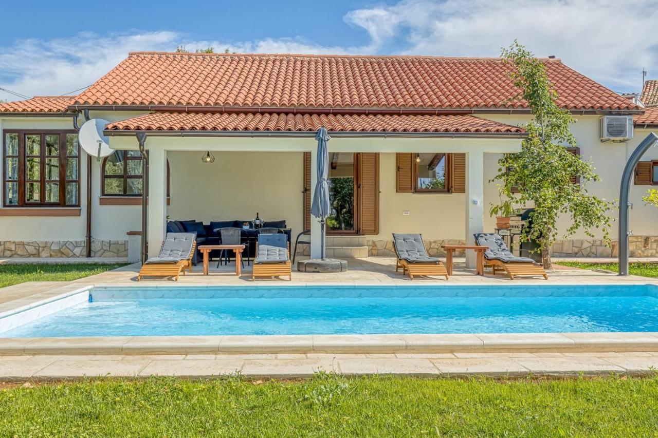 Villa Agatta With Private Pool Smoljanci Extérieur photo